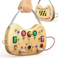 flycoost Montessori Toddler Busy Board Sensory Toys for Toddlers لعبة خشبية حسية للأطفال المصابين بالتوحد، لوحة مفاتيح للأطفال الصغار مزودة بـ 17 مصباح LED للأطفال من سن 1 إلى 6 سنوات لتطوير المهارات الحركية الدقيقة.  ألعاب وألعاب