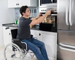 شخص معاق في مطبخ يطبخ حلوى